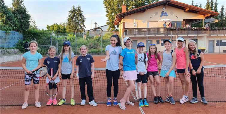 Beide Mannschaften der U12, links die Gäste SG Asbach/Neustadt 1 und rechts die große Gruppe die BTV Mädels. Foto: B. Trott