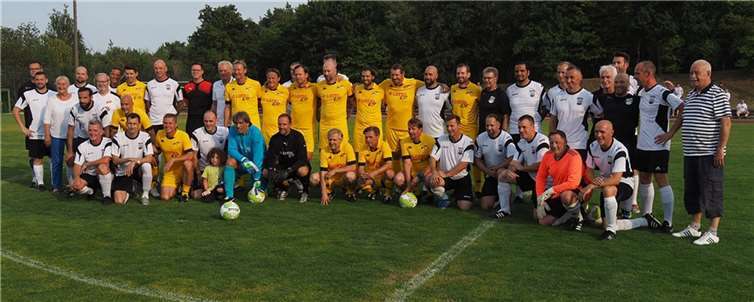 Beide Mannschaften, die Alten Herren Ettringen und die Lotto-Elf fieberten dem Spiel entgegen.  Fotos: BS