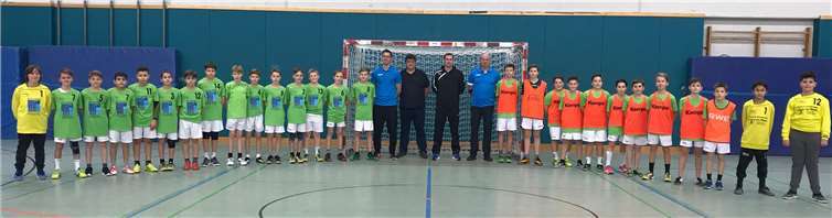 Beide Mannschaften mit den Trainern vor dem Spiel.Privat