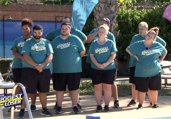 Beide Teams (hier Team Petrol mit Ercan, zweiter von links) werden aufgelöst und es gibt ab jetzt nur noch Paare. Foto: © SAT.1