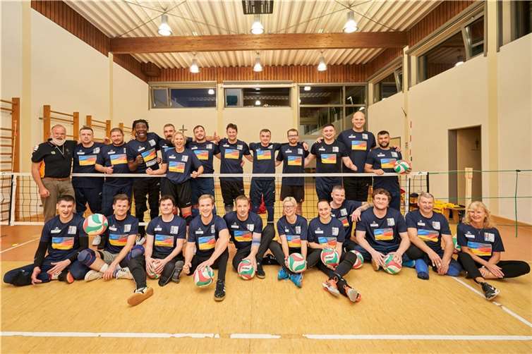 Beide Teams im selben Outfit vor dem Freundschaftsspiel. Fotos: Sascha Ditscher