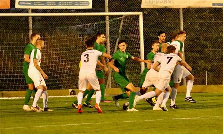 Beide Teams lieferten sich eine intensive Partie. Fotos: Claus Deptalla