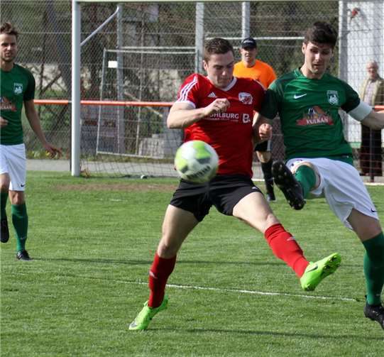 Beide Teams schenkten sich in einer umkämpften Partie nichts. SVO Kapitän Christian Schneider, grünes Trikot, im Zweikampf mit seinem Gegenspieler um den Ball. Claus Deptalla
