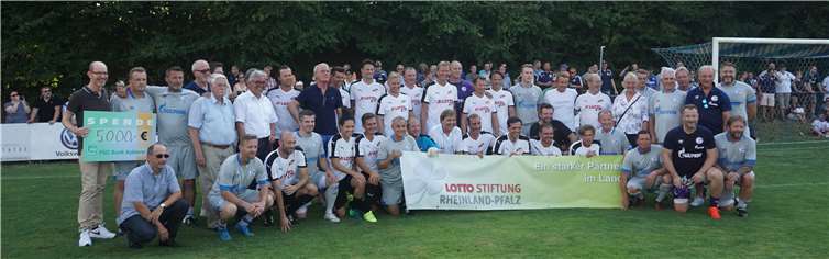 Beide Teams vereint vor dem Spiel, bevor sie sich eine heiße Schlacht lieferten und die Zuschauer vier tolle Tore zu sehen bekamen. STUKO