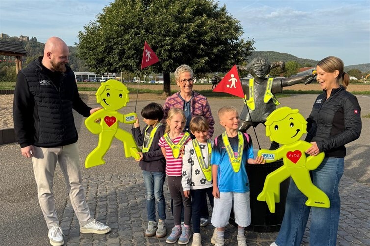 Beide Unternehmen haben den Kindern der Astrid-Lindgren-Schule leuchtend gelbe Warnwesten zur Verfügung gestellt.