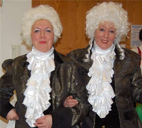 Beide Vorsitzenden der katholischen Frauen-Organisationen von St Marien in Rokoko-Outfit: Carmen Groß (Kirchenchor) und Karin Buhr (kfd).Fabritius