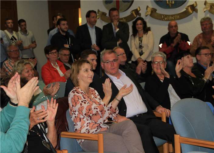 Beifall für den Wahlsieger Uwe Bruchhäuser. MFU