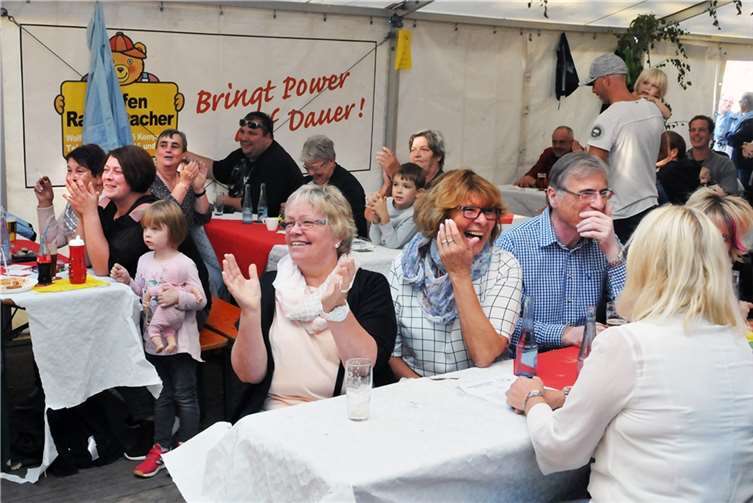 •Beifall für den neuen Hahnekönig.