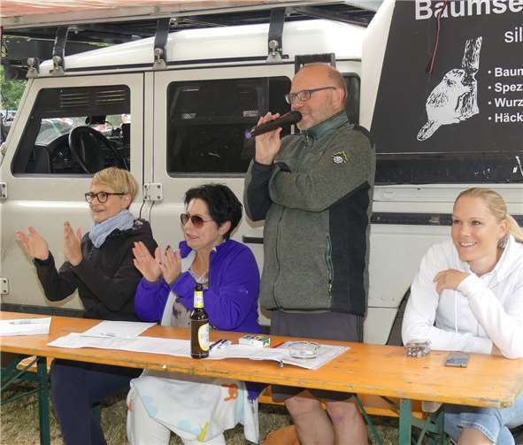 Beifall für die Leistungen der Läufer/Innen gab es auchvom Schiedsrichtertisch mit Moderator Thomas Brost.
