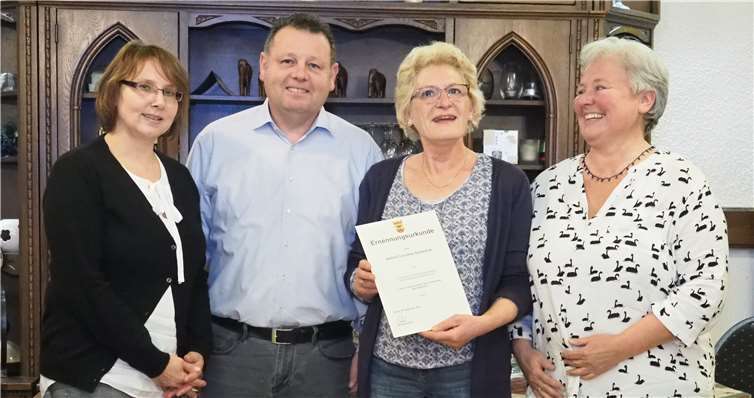 Beigeordnete Claudia Thelen überreichte Astrid Cichuttek-Seidenfuß ihre Ernennungsurkunde im Beisein von Ortsvorsteher Alexander Albrecht und der 1. Stellvertreterin Cora Blechen. Foto: Wolfgang Seidenfuß