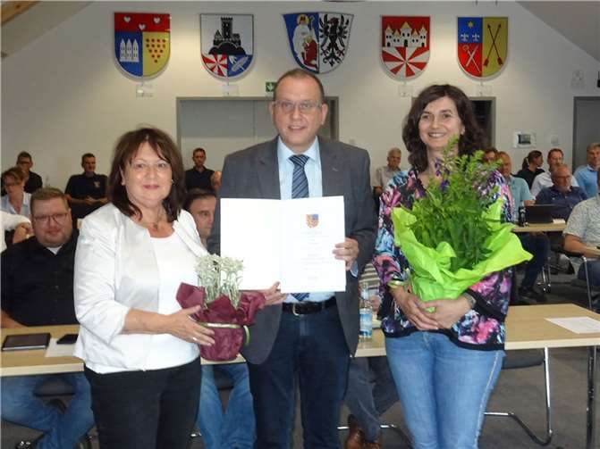 Beigeordnete Elisabeth Dahr gratulierte Bürgermeister Johannes Bell und seiner Ehefrau Alexandra nach der Ernennung.  Foto: WER
