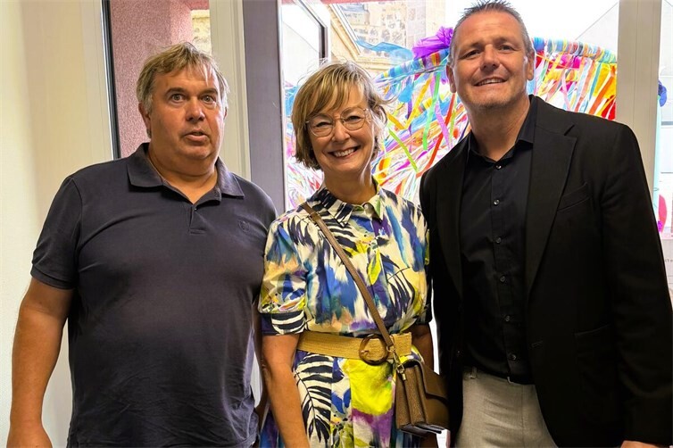 Beigeordnete Hildegard Zschiesche, Ortsvorsteher Stefan Kneib und CDU-Mitglied Dirk Saftig überzeugen sich am Tag der Offenen Tür von den tollen Renovierungsarbeiten im Kindergarten St. Kastor