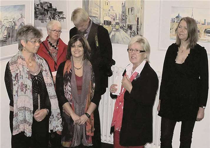 Beigeordnete Marika Kohlhaas (2. von rechts) eröffnete die Ausstellung von Maria Ferreira-Krämer und Erika Schröder. Michael Bertram