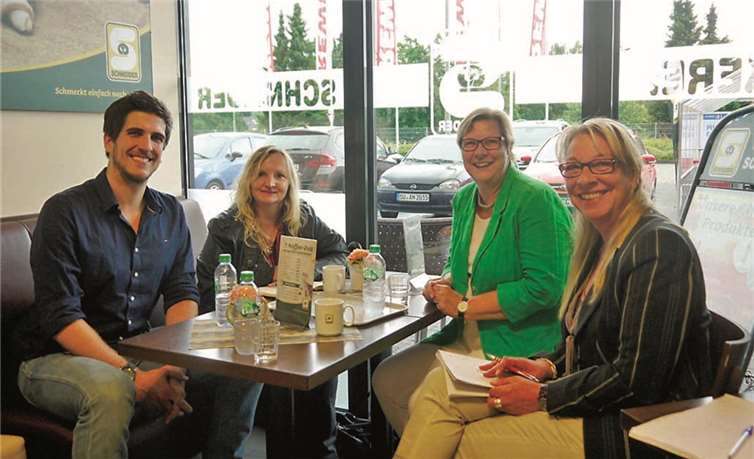 Beigeordnete Petra Kalkbrenner (3.v.l.), Karin Schmitz (4.v.l.) und Monika Erfling (2.v.l.) (Gemeinde Swisttal) im Gespräch mit Daniel Dugandzic (1.v.l.).privat