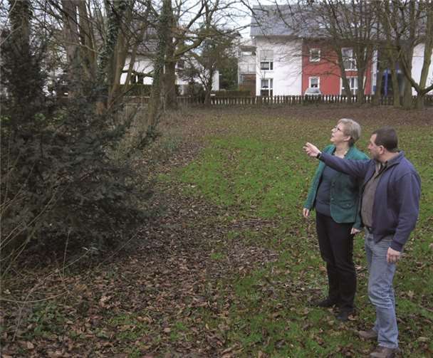 Beigeordnete Petra Kalkbrenner stimmte mit Baubetriebshofleiter Stefan Schumacher die Arbeiten am Peter-Esser-Platz ab. privat