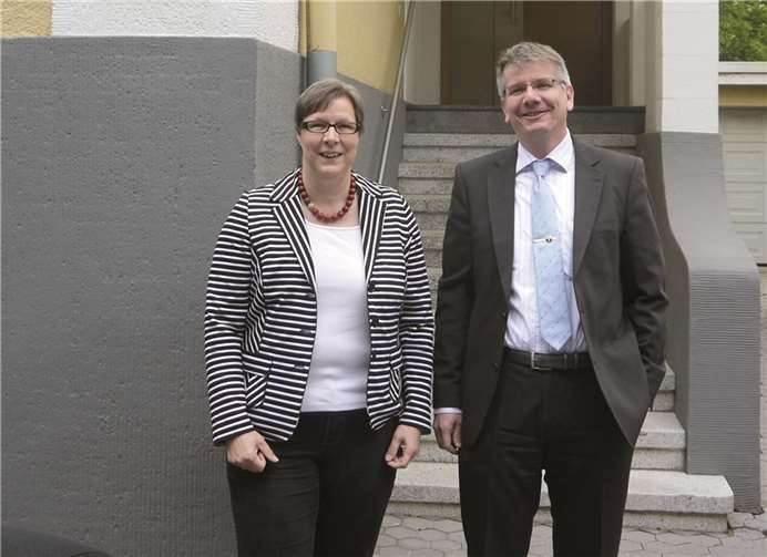 Beigeordnete Petra Kalkbrenner und Klaus Uhrig von der Firma Ratisbona unterzeichneten den Vertrag zum Bau der neuen Netto-Filiale.privat