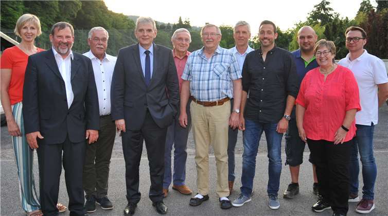 Beigeordnete Winfried Günther (3. Von links) gratulierte mit Bürgermeister Claus Peitz den neu gewählten Ortsbeiratsmitgliedern. Foto: Stadt Andernach/Maurer