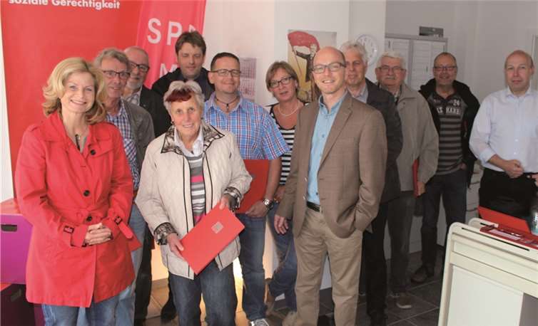 Beigeordnete und Landtagskandidatin Martina Luig-Kaspari (li.), Vorsitzender Dirk Meid (Mitte) sowie Vertreter von Fraktion und Vorstand der Mayener SPD mit den geehrten und den neuen Mitgliedern. privat