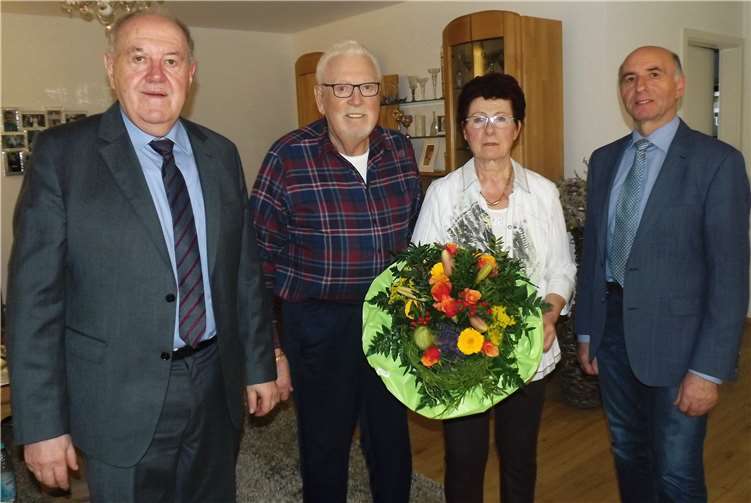 Beigeordneter Bernhard Wiemer (Foto l.) und Kreisbegeordneter Rudi Zenz (Foto r.) gratulierten dem Ehepaar Pauly zur Diamantenen Hochzeit. privat