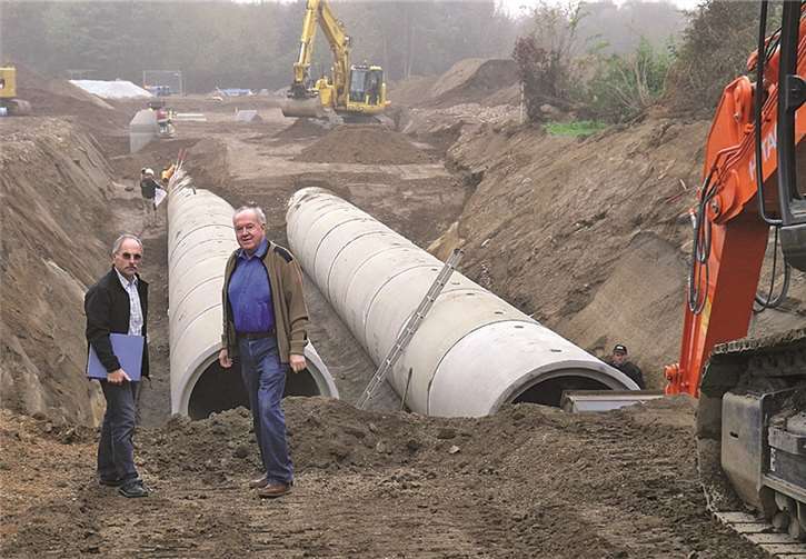 Beigeordneter Bernhard Wiemer (Foto r.) und der stv. Leiter der Stadtwerke Bendorf, Siegfried Pösch (Foto l.), informieren sich über den Fortgang der Arbeiten an dem Stauraumkanal. privat