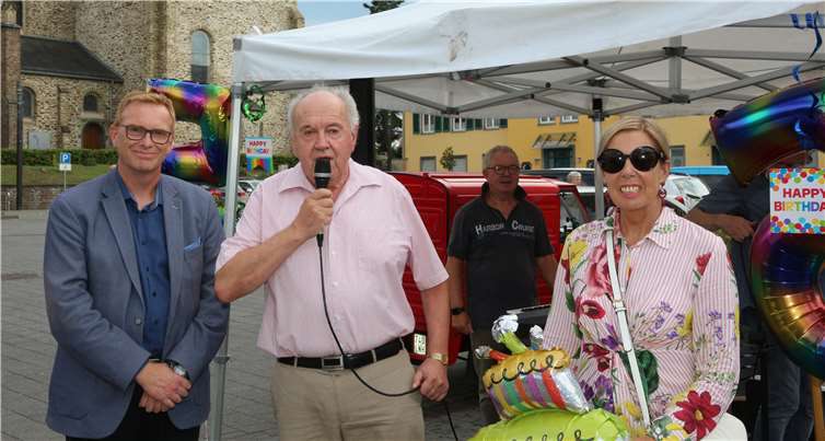 Beigeordneter Bernhard Wiemer eröffnet den Jubiläumsmarkt flankiert von Werner Prümm und ‚Marktfrau‘ Sabine Schmidt.