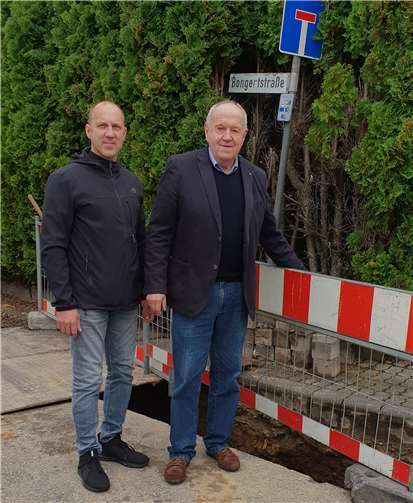 Beigeordneter Bernhard Wiemer (links) und Wassermeister Dirk Schade informieren sich über den Fortgang der Arbeiten. Foto: Stadt Bendorf