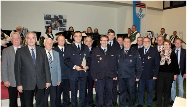 Beigeordneter Goswin Kreth, Beigeordneter Christoph Müller, Kreisbeigeordneter Ulrich Keßler, stv. Kreisfeuerwehrinspekteur und Ehrenwehrleiter Hartmut Karwe, Heiko Ferdinand, Wehrleiter Thomas Schenk-Huberty. Armin Nörtershäuser, Dr. Rainer Kempf, Frank Deußner, Stefan Ley, Rainer Müller, Eduard Beyer, Bürgermeister Michael Ortseifen, Landtagsabgeordnete Dr. Tanja Machalet, Beigeordneter Alexander Hübinger. VG Wirges