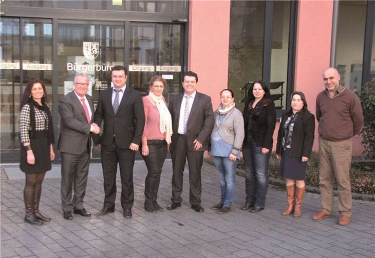 Beigeordneter Hans-Jürgen Juchem beglückwünschte den neuen Vorsitzenden Alireza Faridhami im Kreise der anderen Beiratsmitglieder.privat