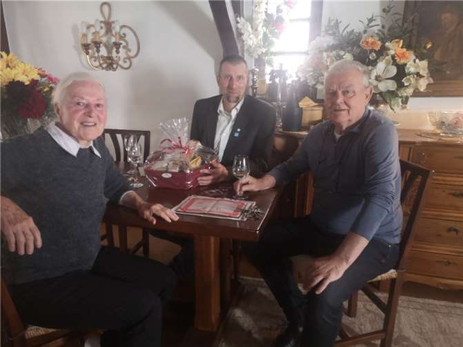 Beigeordneter Jochen Sachsenhauser gratulierte zu 60 gemeinsamen Ehejahren.  Foto: Stadtverwaltung Lahnstein
