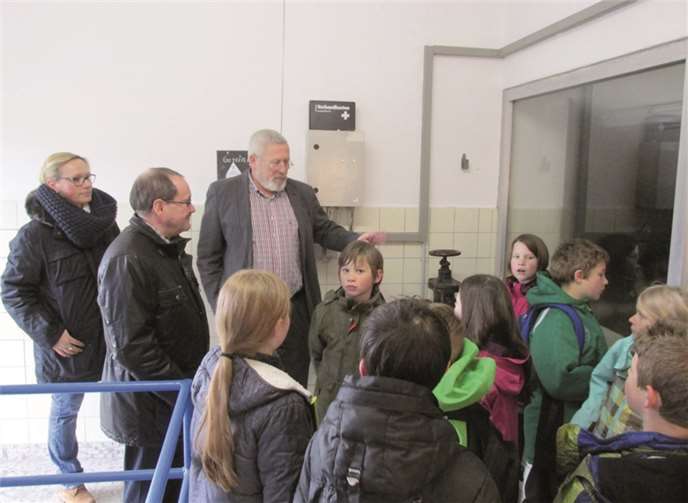 Beigeordneter Josef Hövelmann erläutert den Kindern der Klassen 3 und 4 den Hochbehälter mit den Wasserkammern.-ST-