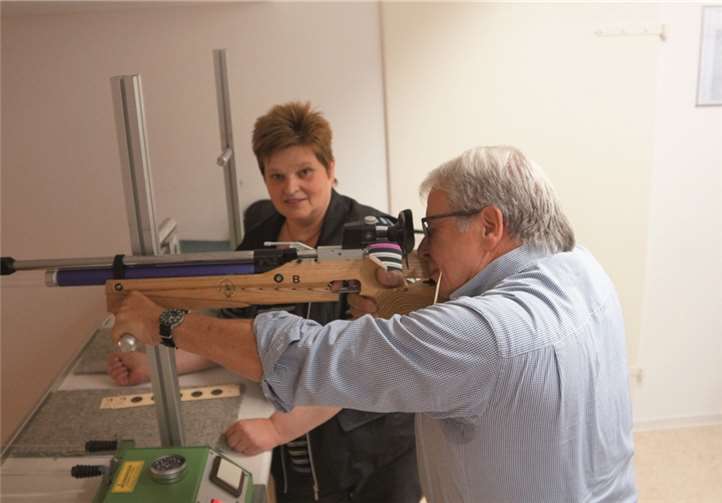 Beigeordneter Karl-Heinz Wölbert erwies sich als treffsicherer Schütze. privat