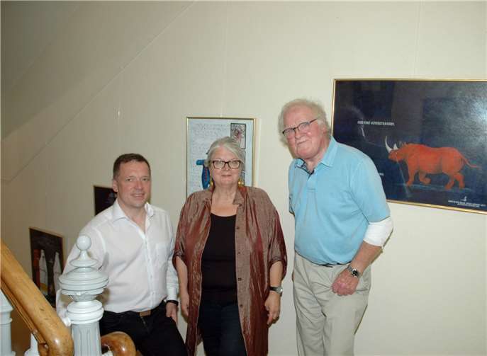 Beigeordneter Markus Dievenich (v. l.) und Angelika Kurth, Vorsitzende des Kulturverein, freuten Alexander Steffes und seine Kunst vorstellen zu dürfen. UM