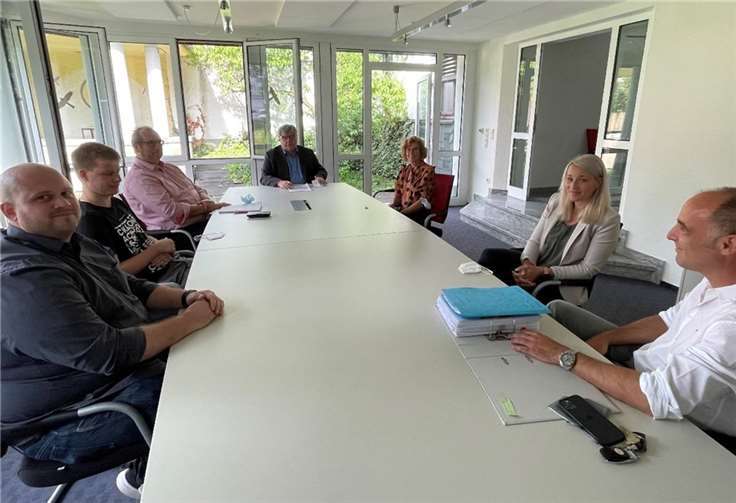 Beigeordneter Michael Mahlert (Bild Mitte) konnte den Geschäftsführer der Firma The Cloud, Tim Gülicher (rechts) und seine Kollegin Aileen Strötges (2. von rechts) mit Vertretern der Projektgruppe „Digitalisierung“ in der Kreisverwaltung begrüßen. Foto: privat