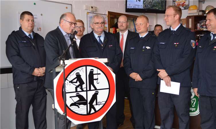 Beigeordneter Rainer Doemen dankte dem Mitbegründer der Nachwuchswehr und ersten Jugendfeuerwehrwart von Kripp, Günter Keller.