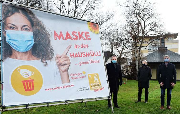 Beigeordneter Ralf Seemann als Ordnungsamts-Dezernent, Stadt-Pressesprecher Erhard Jung, der die Pfoten-Kampagne koordiniert, und Frank Schneider, Geschäftsfeld-Leiter der für die Straßenreinigung zuständigen Servicebetriebe Neuwied, vor dem Banner am Kreisel in der Langendorfer Straße/Andernacher Straße. Foto: Stadt Neuwied