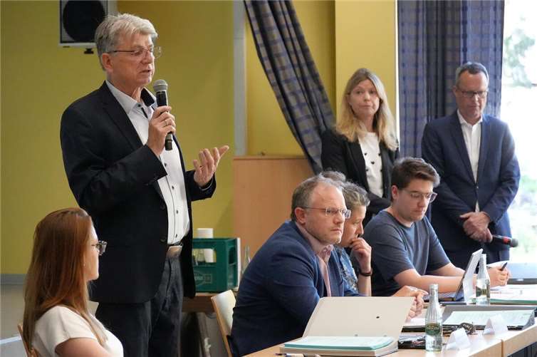 Beigeordneter Ralf Seemann sowie Jan-F. Kobernuß und Katja Stefanis von der IFT-Freizeit und Tourismusberatung GmbH stellten die Machbarkeitsstudie vor.  Fotos: FF
