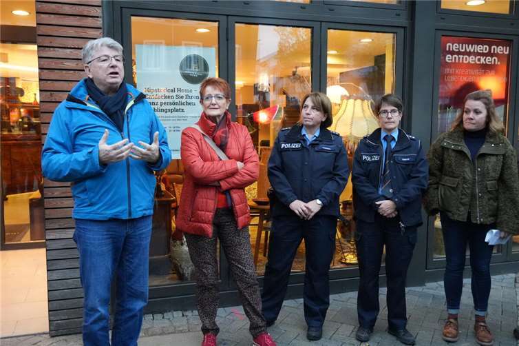 Subjektives Sicherheitsempfinden versus Kriminalstatistik Beigeordneter Ralf Seemann sowie die Kollegen aus dem Ordnungsamt und Vertreterinnen der Polizei starten unter der Überschrift „Sicherheit“ zu einem Rundgang durch die Innenstadt. Fotos: FF