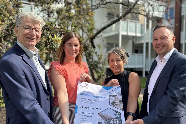 Beigeordneter Ralf Seemann (von links), Projektleiterin Alessa Strubel, Bauamtsleiterin Nina-Porz und GSG-Geschäftsführer David Meurer laden herzlich zum Bürgerworkshop „Zukunft Wohnen“ ein. Foto: Stadt Neuwied / Ulf Steffenfauseweh 