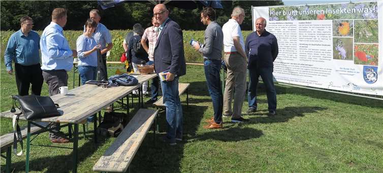 Beigeordneter Swen Christian (5.v.l.) und Vertreter aus Verwaltung, Politik und Naturschutz freuen sich über die Unterzeichnung der Deklaration.Foto: Gemeinde Wachtberg