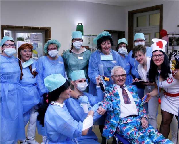 Beigeordneter Udo Seiffen wird von den Damen verarztet. Fotos: SES