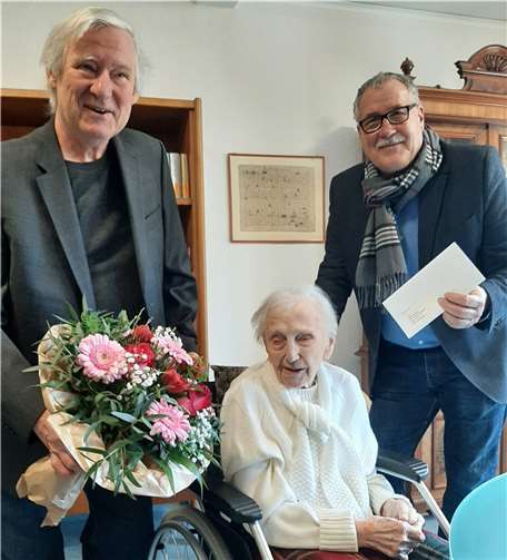Beigeordneter Volker Thehos und Ortsvorsteher Wilfried Humpert gratulierten der Jubilarin zu diesem besonderen Geburtstag.  Foto: privat