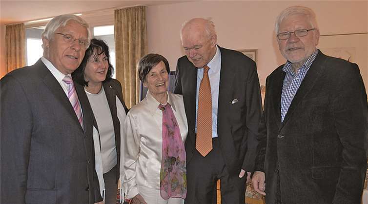Beigeordneter des Kreises, Fritz Langenhorst, Residenzleiterin Gisela Dröge, Jubilarin Anna Speck, Jubilar Karl Wilhelm Speck und Beigeordneter der Stadt Remagen Hans-Joachim Bergmann.AB