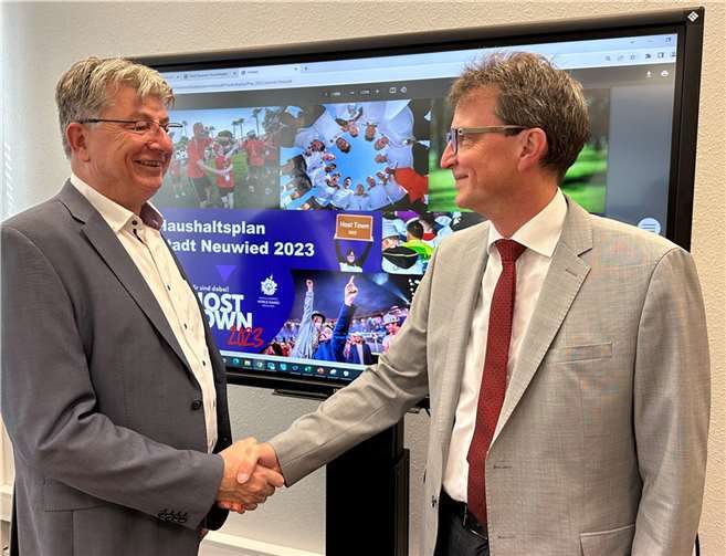 Beigeordneter und Finanzdezernent Ralf Seemann (li.) freut sich auf die Zusammenarbeit mit Andreas Seiler als neuem Leiter der Neuwieder Stadtkämmerei.  Foto: Stadt Neuwied / Ulf Steffenfauseweh