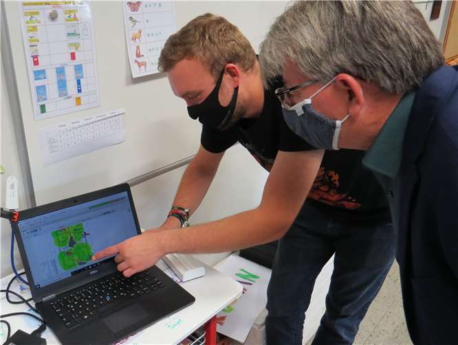 Beigeordneter und Schuldezernent Ralf Seemann informierte sich vor Ort über die Resultate. IT-Sachbearbeiter Tim Betz, der auch ein Master-Studium aufgenommen hat, erläuterte ihm die Ergebnisse. Foto: Stadt Neuwied