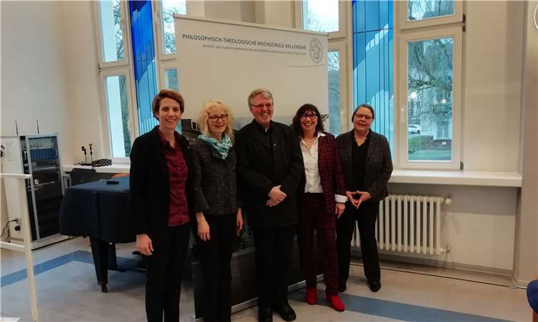 Beim 1. Akademietag der Pallottiner Vallendar 2020 (v.l.): Annabritta Biederbick (Debeka), JProf. Dr. Sabine Nover (PTHV), Prof. Dr. Paul Rheinbay SAC (PTHV), Prof. Dr. Brigitte Anderl-Doliwa (Mainz), Prof. Dr. Erika Sirsch (PTHV).Foto: Stefanie Fein/PTHV