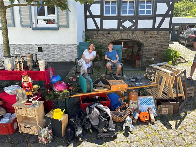 Beim 1. Hof- und Haustürflohmarkt in Scheuren gab es viel zu entdecken. Foto: privat