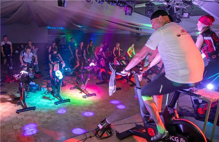 Beim „1. Indoor-Cycling Marathon Voreifel“ in der Oberdreeser Ludwig-Fett-Halle tragen 50 Hobbysportler acht Stunden lang kräftig in die Pedale.  Fotos: JOST