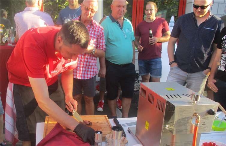 Beim 1. röhrig-Grill-Event beantwortete röhrig-Grillberater Andre Tornack die Fragen der zahlreichen Teilnehmer und gab viele wertvolle Tipps. Foto: röhrig-forum Kulturbühne