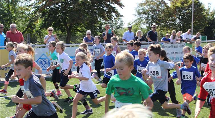 Beim 1000 m Schülerlauf gingen die Kinder engagiert zur Sache.privat