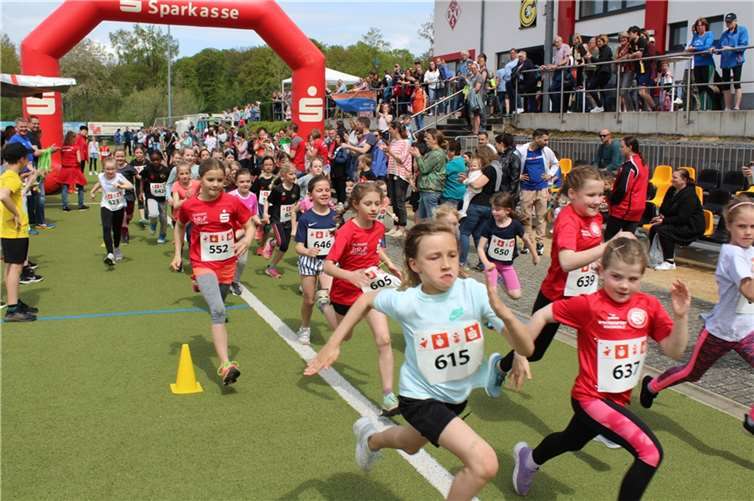 Beim 1000m-Lauf der Mädchen war das Wetter noch bestens und die Kinder waren mit Spaß und Ehrgeiz unterwegs.  Foto: privat